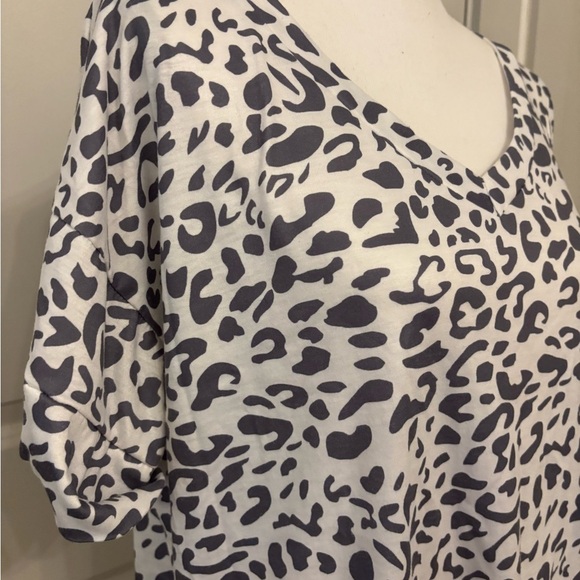 Cheetah Print grey and white v-neck tee size XL - Picture 4 of 8